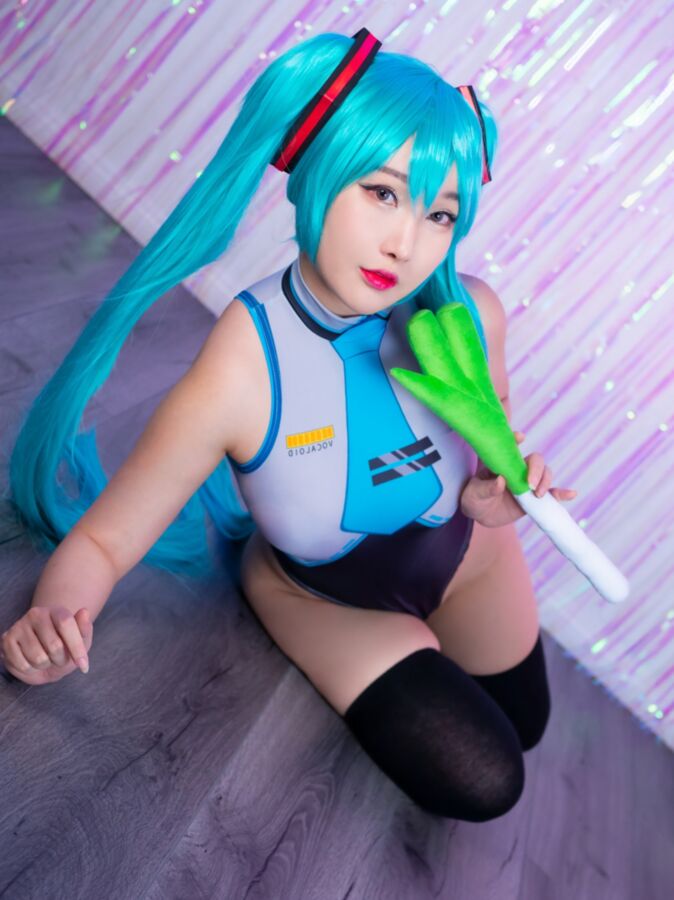 RinnieRiotMiku - Cosplay 2 of 21 pics