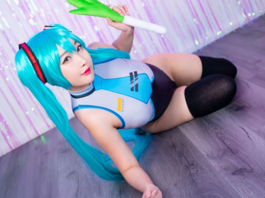 RinnieRiotMiku - Cosplay 14 of 21 pics