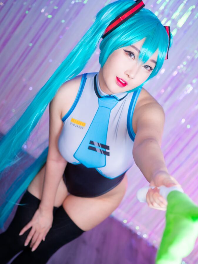 RinnieRiotMiku - Cosplay 6 of 21 pics