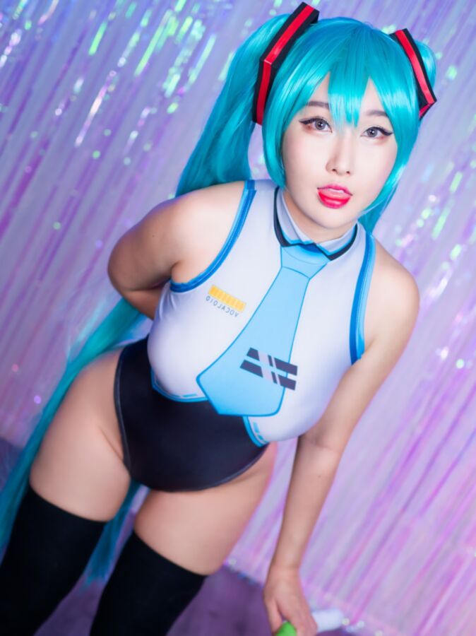 RinnieRiotMiku - Cosplay 16 of 21 pics