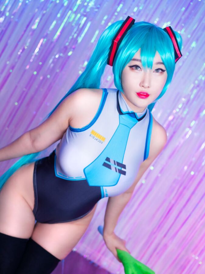 RinnieRiotMiku - Cosplay 11 of 21 pics