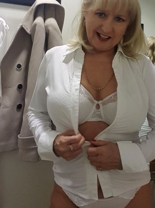 Milf invited to me to her changing room 2 of 9 pics