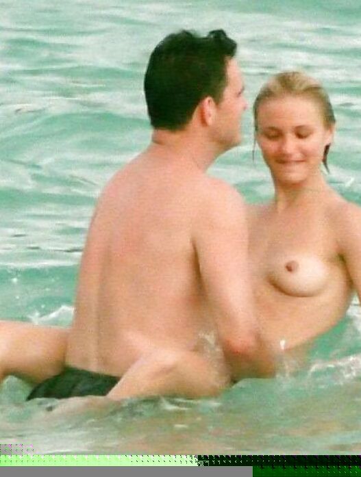 Cameron Diaz Sexy Nude Couple at Public Beach 24 of 47 pics