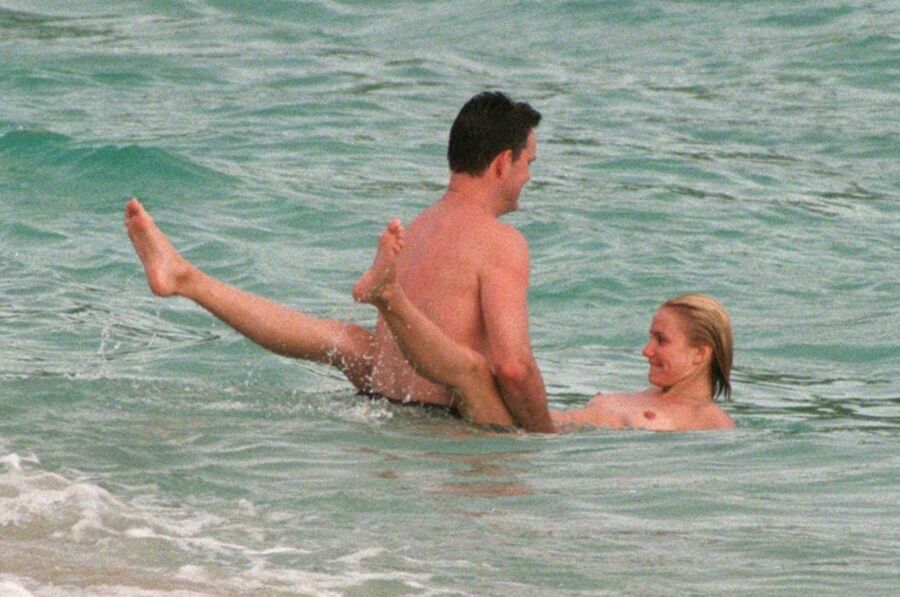 Cameron Diaz Sexy Nude Couple at Public Beach 20 of 47 pics