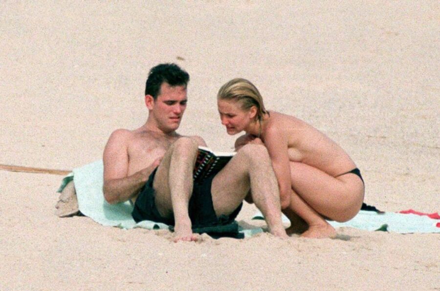 Cameron Diaz Sexy Nude Couple at Public Beach 3 of 47 pics