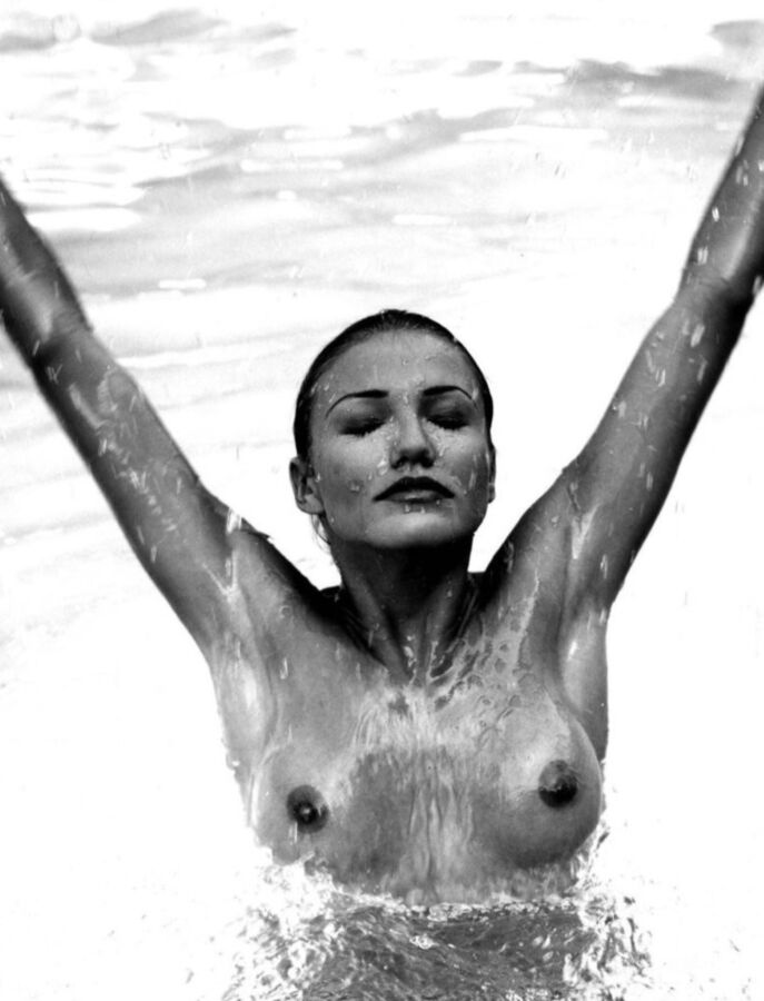 Cameron Diaz Sexy Nude in the Pool Pics 14 of 52 pics