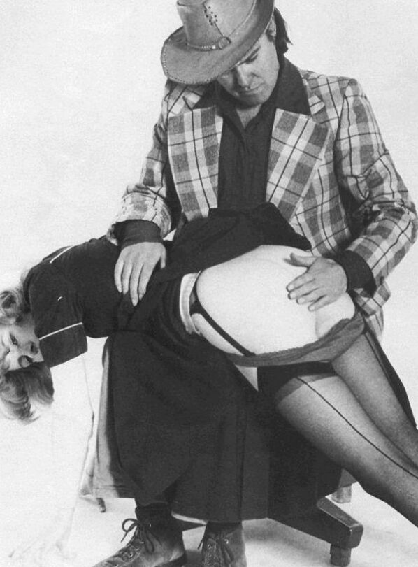 Black and white spanking - Hat 12 of 13 pics
