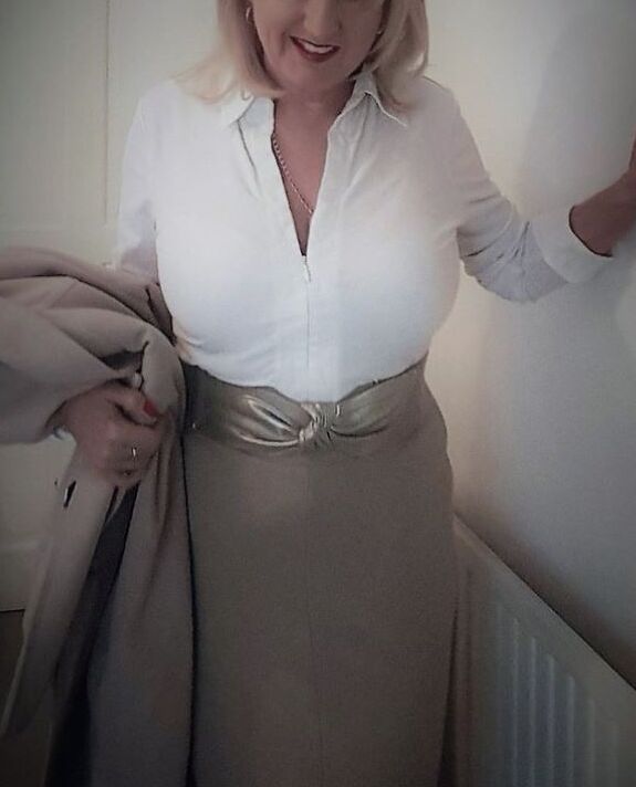 Milf invited to me to her changing room 1 of 9 pics