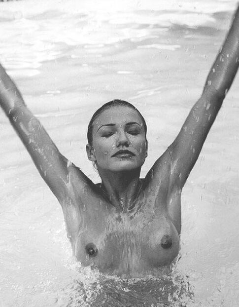 Cameron Diaz Sexy Nude in the Pool Pics 13 of 52 pics