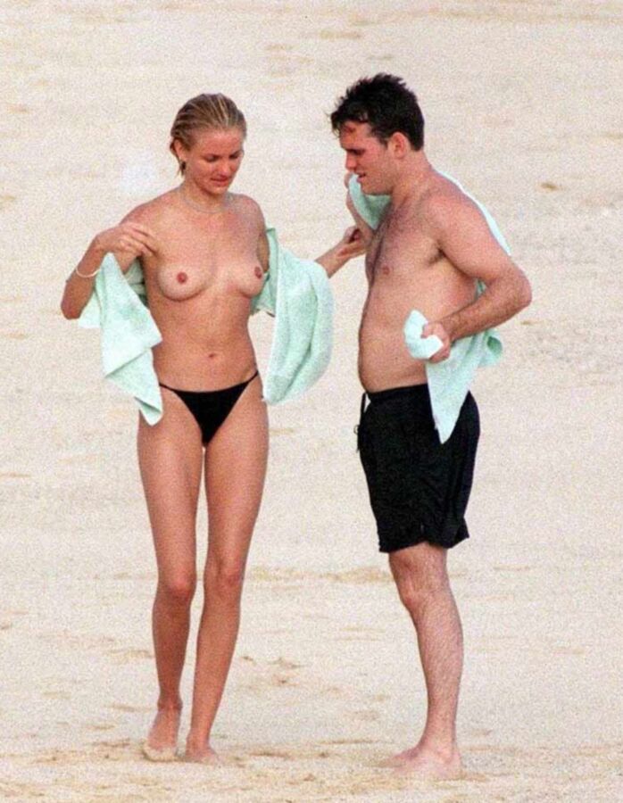 Cameron Diaz Sexy Nude Couple at Public Beach 6 of 47 pics