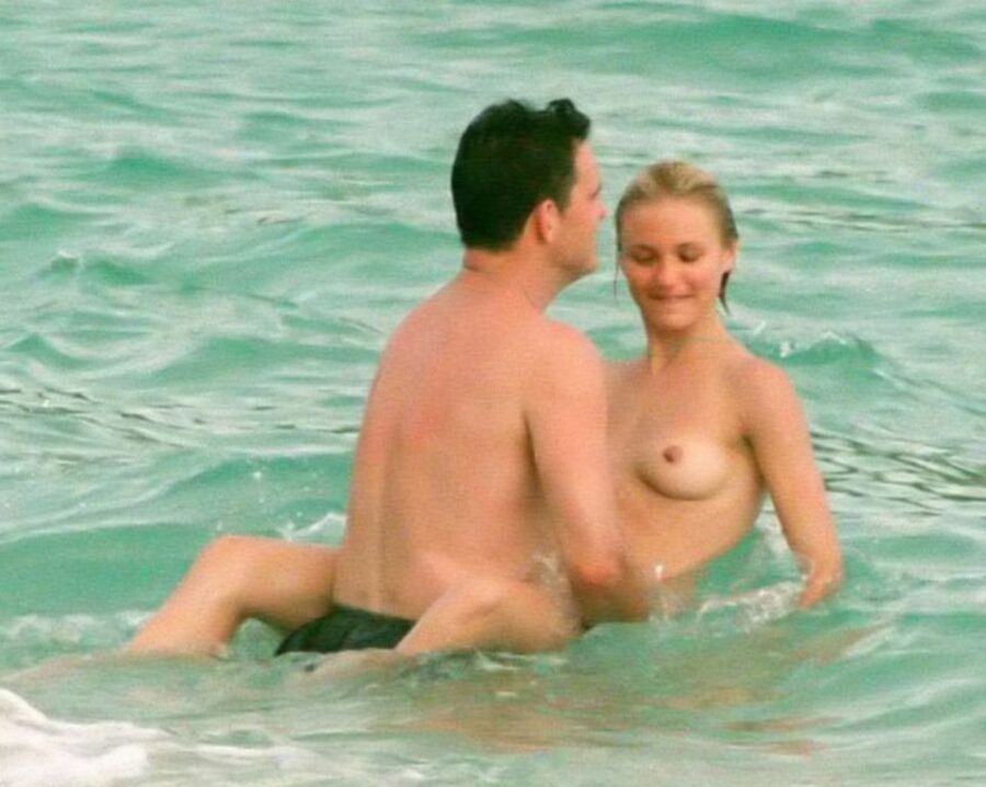 Cameron Diaz Sexy Nude Couple at Public Beach 23 of 47 pics