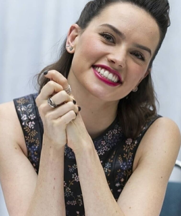 Daisy Ridley - Celeb Goddess 14 of 30 pics