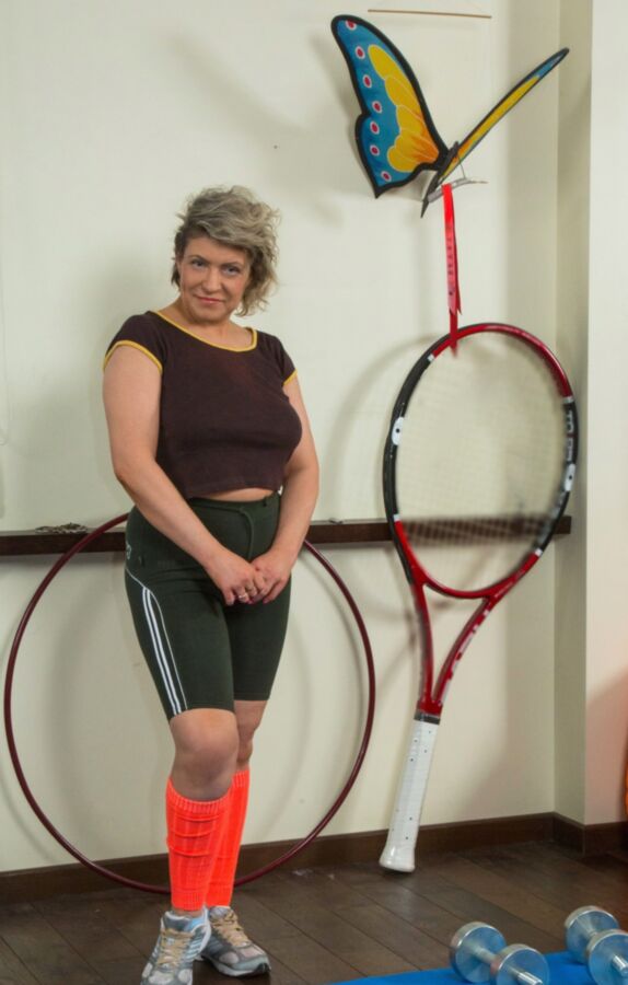 Angel - granny work out includes flexing her fanny flaps 1 of 106 pics