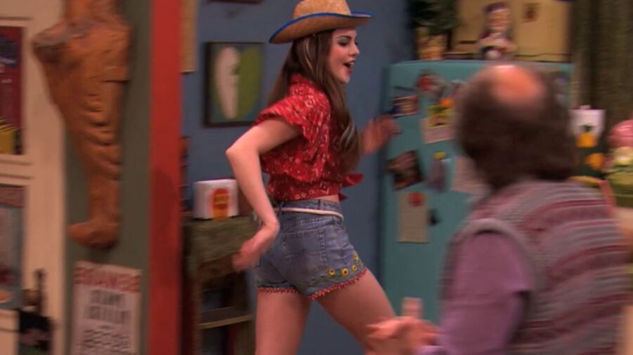 Elizabeth Gillies Ass - screencaps 18 of 21 pics