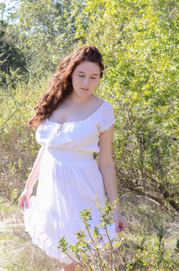 Eleanor Rose en robe blanche 12 of 122 pics