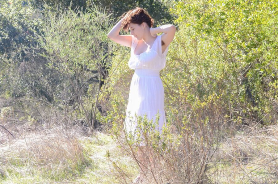 Eleanor Rose en robe blanche 2 of 122 pics