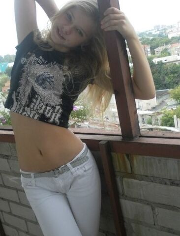 Hot Little Teasers in Tight Jeans 12 of 30 pics