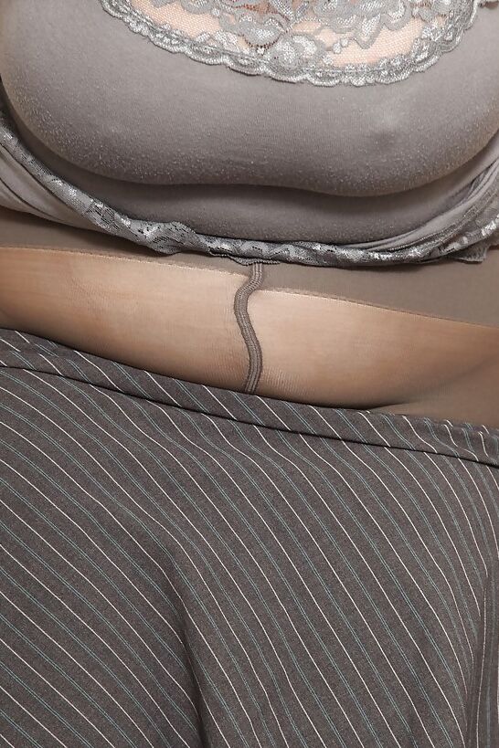 Unshaven- Hairy Mature Pantyhose 5 of 16 pics