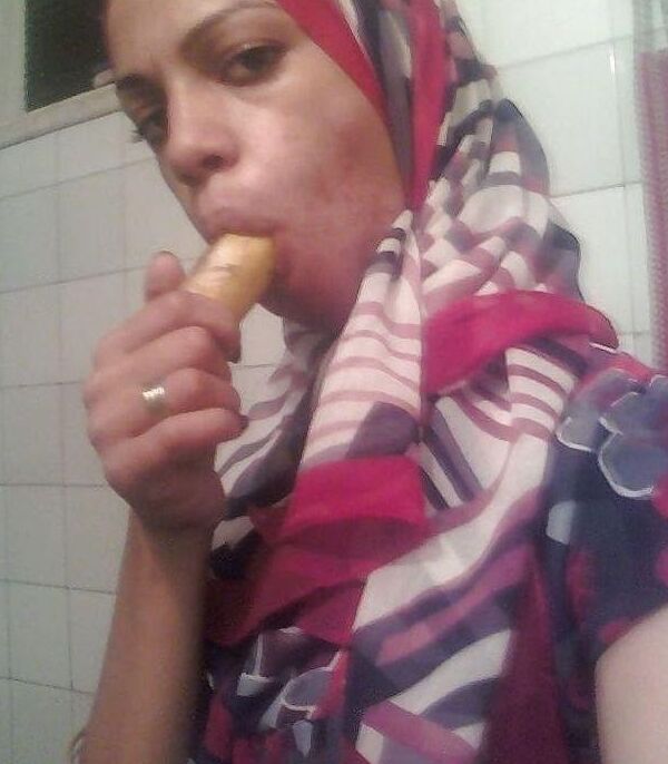 moroccan slet  in love with banana 3 of 15 pics