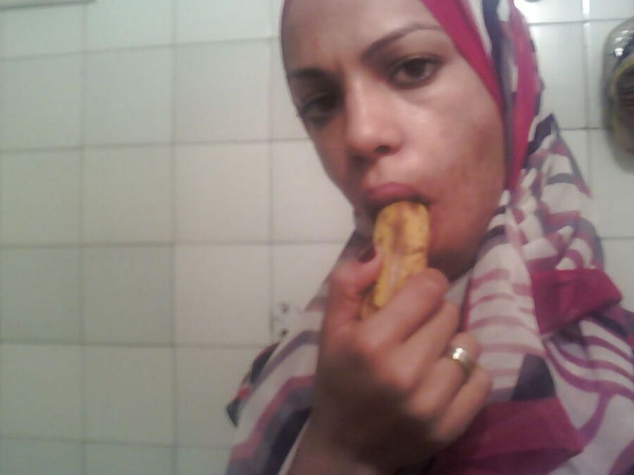 moroccan slet  in love with banana 1 of 15 pics