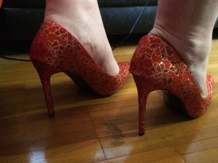A new pair of red pumps 6 of 25 pics