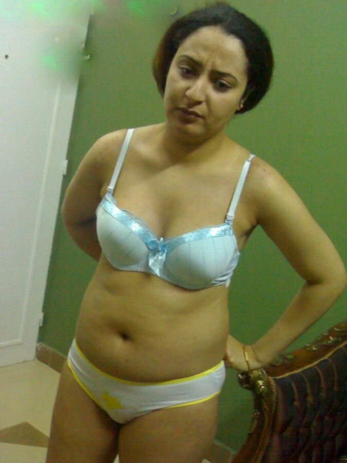 mona arab housewife sharing her private folder 2 of 23 pics