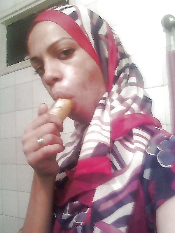 moroccan slet  in love with banana 2 of 15 pics