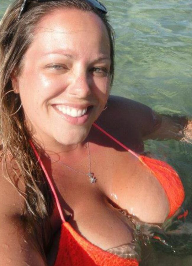 BUSTY MILF WINTER 1 of 31 pics