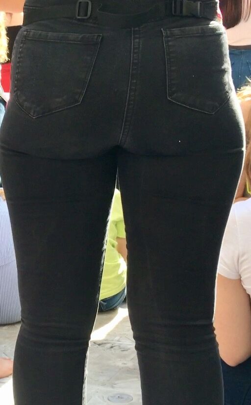 Bubble Ass Teen in Jeans 6 of 74 pics