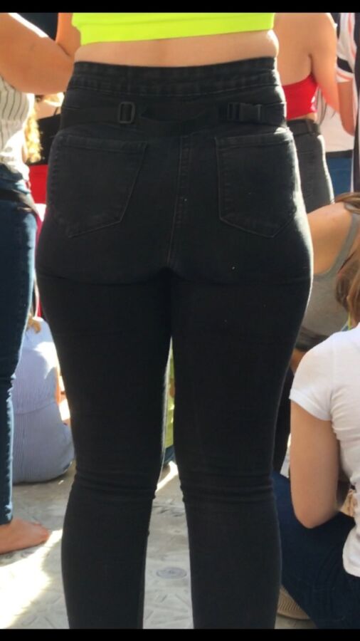 Bubble Ass Teen in Jeans 4 of 74 pics