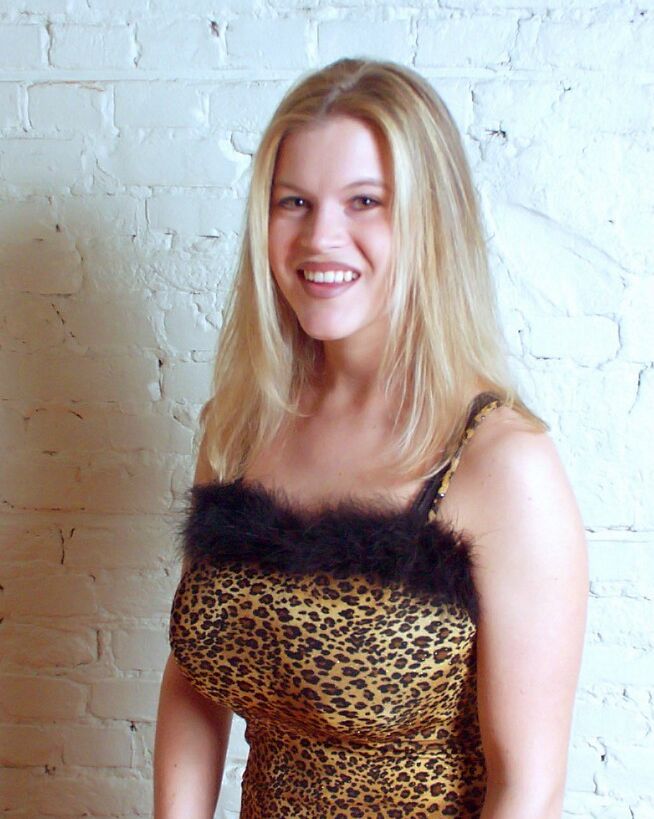 Taryn pop out of her leopard dress 2 of 12 pics