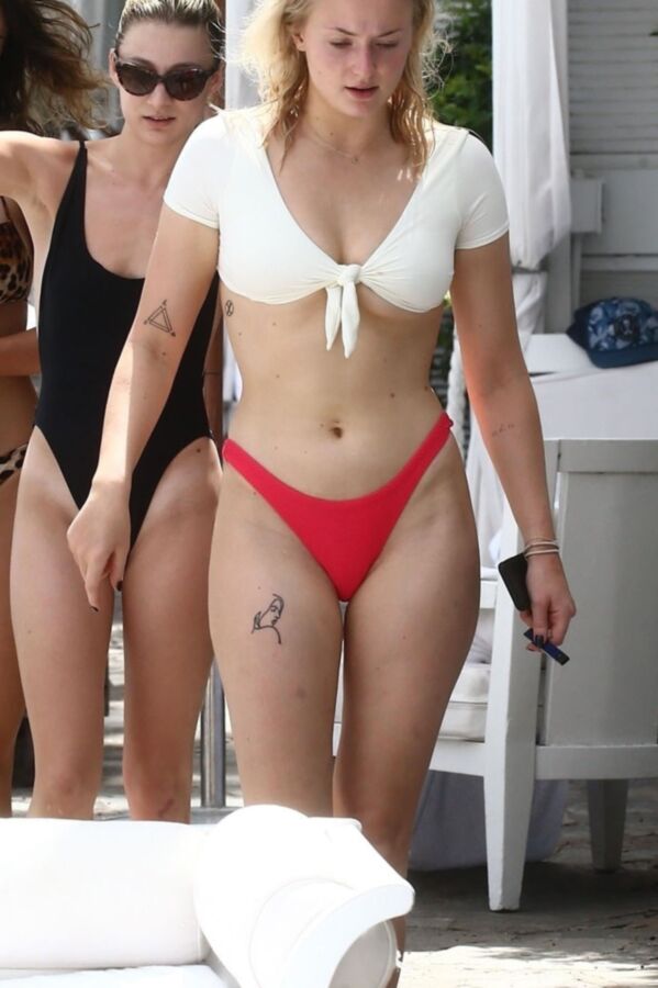 Sophie Turner - Sexy British Celeb Flaunts her Super Hot figure! 4 of 64 pics