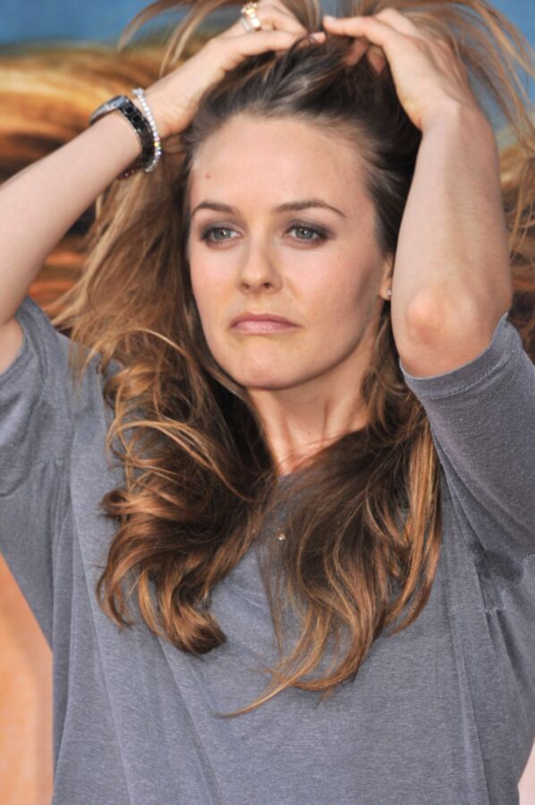 Sweaty - Alicia Silverstone 23 of 40 pics