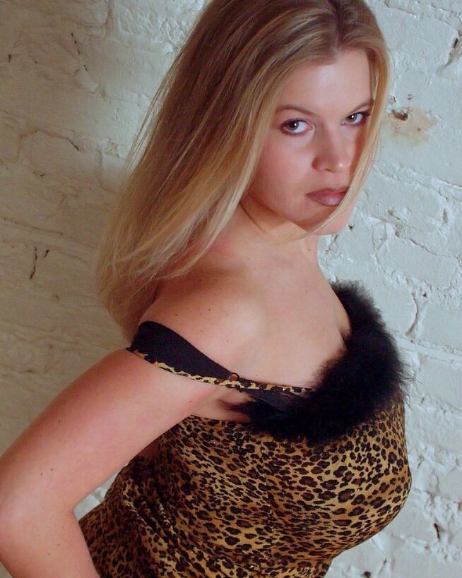 Taryn pop out of her leopard dress 8 of 12 pics