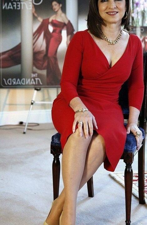 Old Cunt Gloria Estefan in Pantyhose 11 of 18 pics