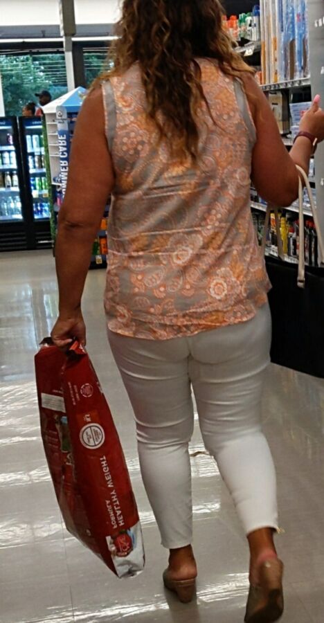 Thick milf at the store 22 of 34 pics