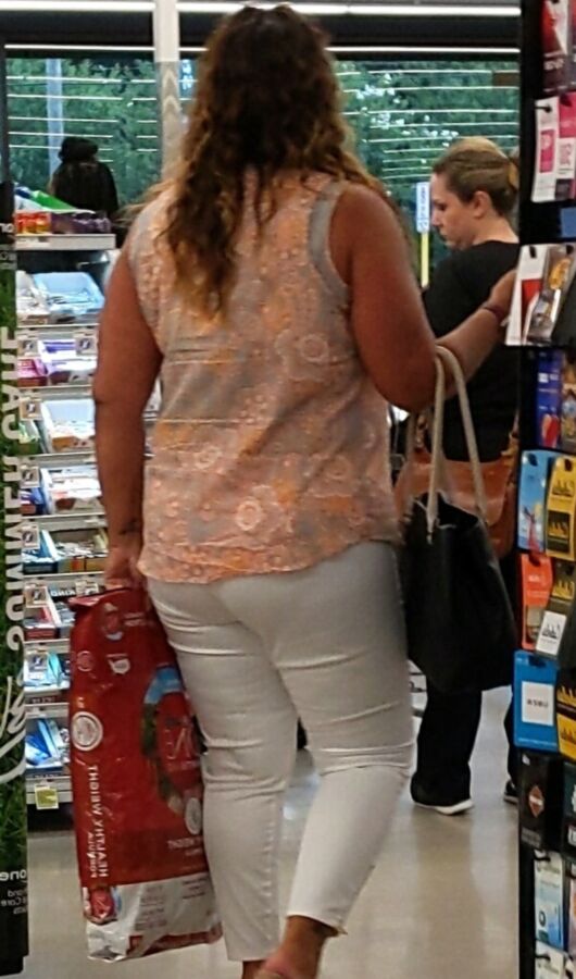 Thick milf at the store 9 of 34 pics