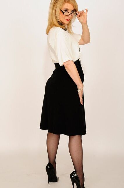 Nina Hartley - Solo in the Studio 6 of 306 pics