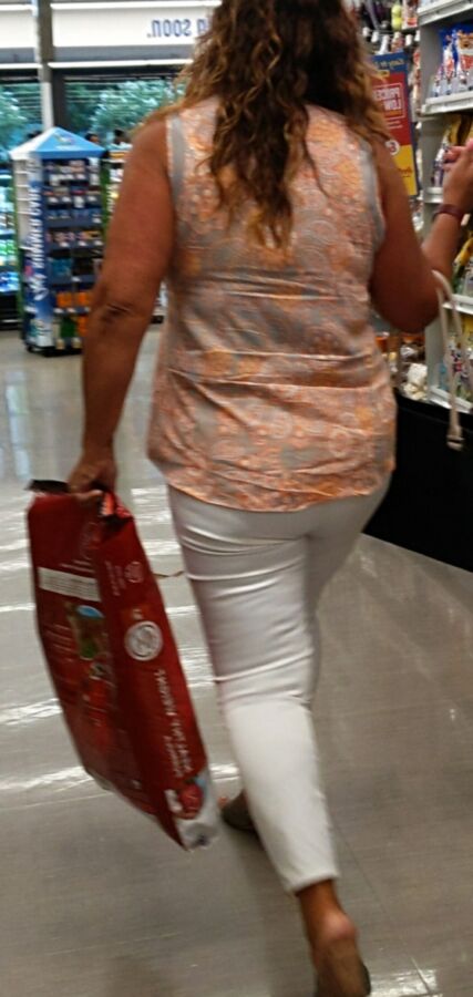 Thick milf at the store 20 of 34 pics