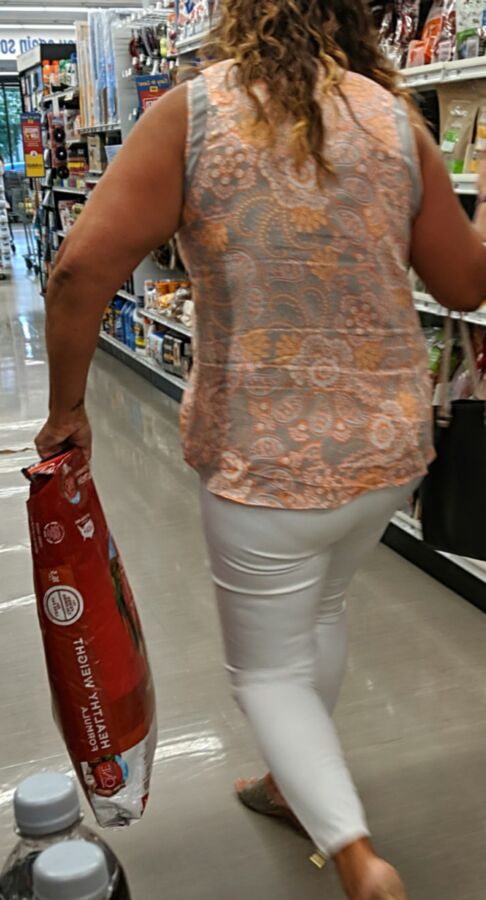 Thick milf at the store 24 of 34 pics