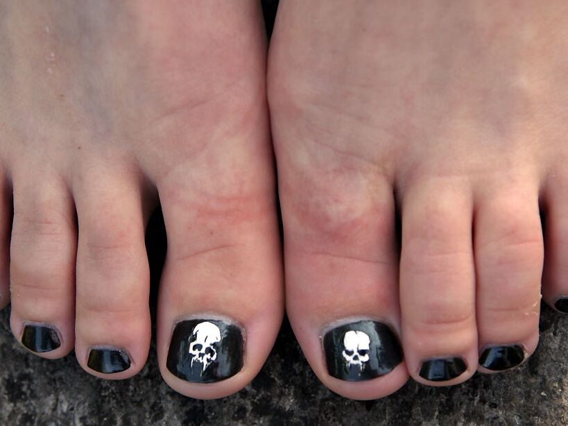 Toes-in-action: goth and latina chicks 2 of 19 pics