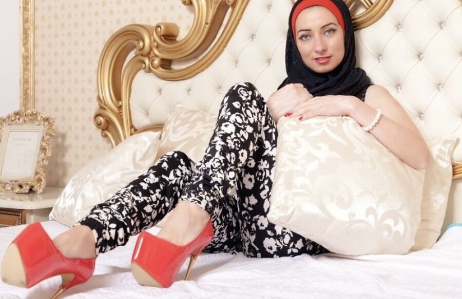 Hijabi Queen nylon killer heels 6 of 23 pics