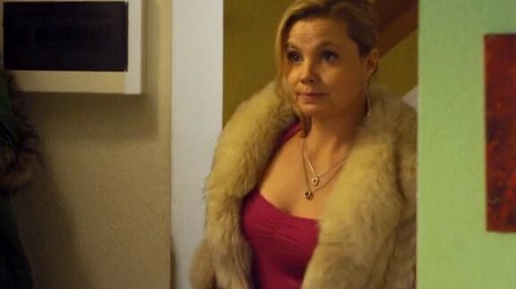 Screencaps Annette Frier in Fur Coat 19 of 38 pics