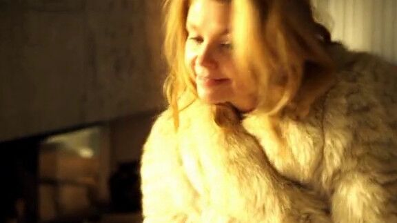 Screencaps Annette Frier in Fur Coat 11 of 38 pics