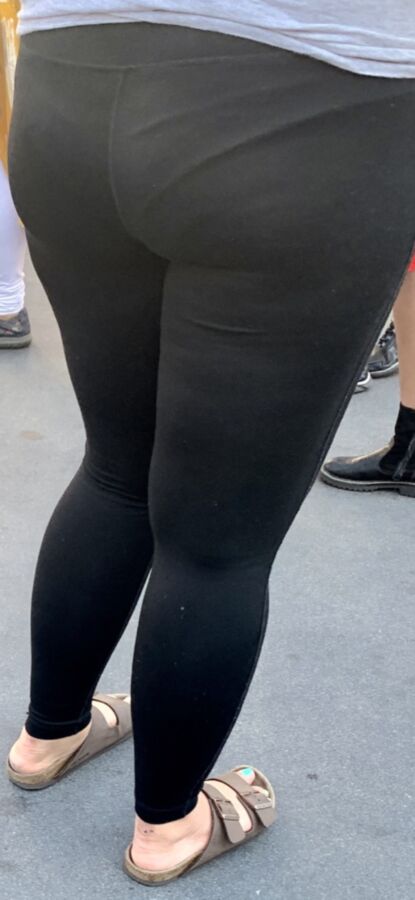 Thick Asian in Yoga Pants  16 of 20 pics