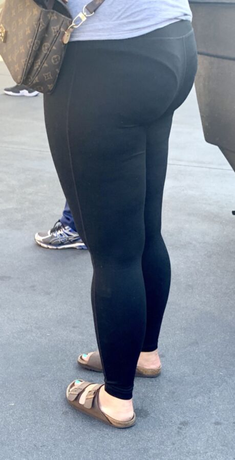 Thick Asian in Yoga Pants  1 of 20 pics