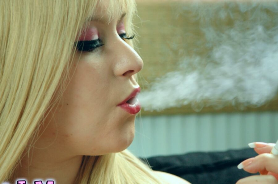 Ms Inhale Sexy Blonde Smoking Set 20 of 28 pics