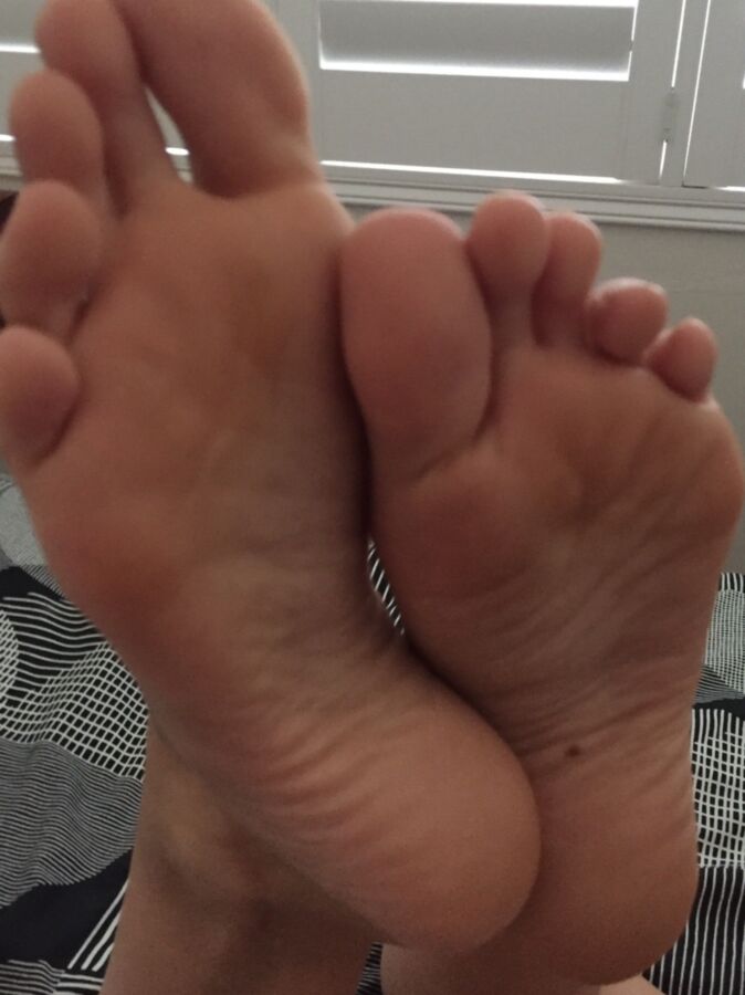 Natural Feet 8 of 10 pics