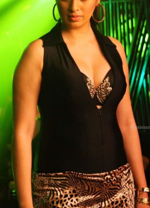 Lakshmi Rai- Spicy Balupu Item Song Stills of Busty Indian Celeb 5 of 17 pics