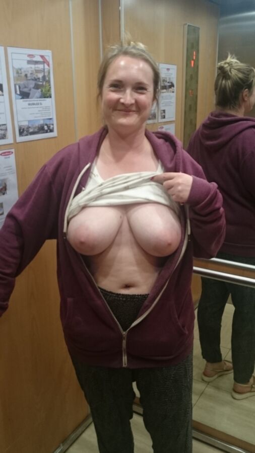 Flashing Tits in a Lift 5 of 28 pics